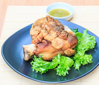 Kızarmış domuz budu.