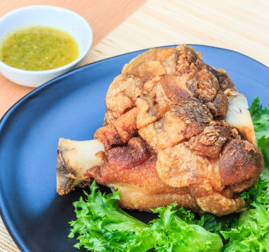 Kızarmış domuz budu.