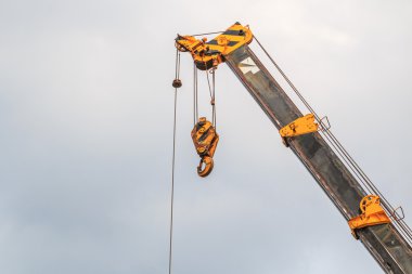 Çalışmalar sırasında sarı vinç