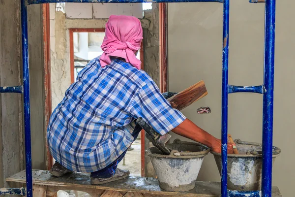 Worker working with trowel — Stock Photo, Image