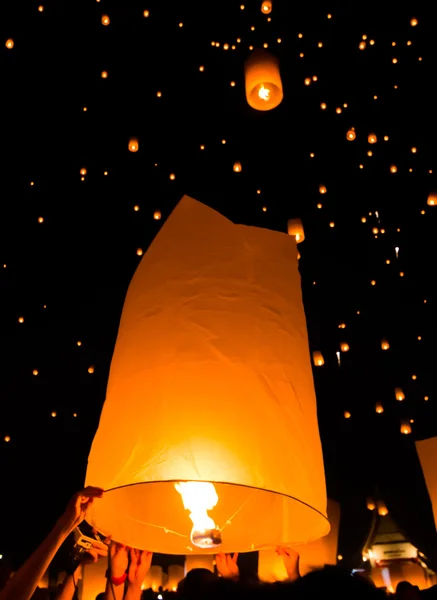 Lanterna flutuante em Chiang Mai — Fotografia de Stock
