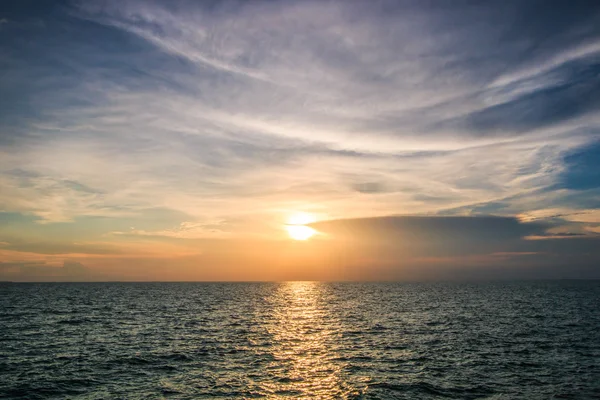 Západ slunce a moře vlny — Stock fotografie