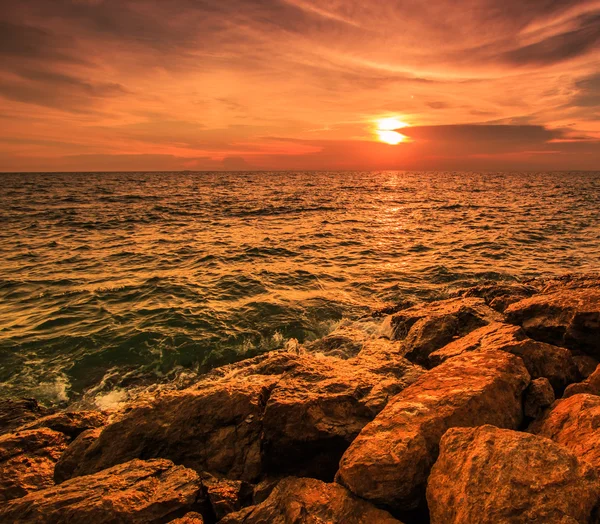 Pôr do sol e ondas do mar — Fotografia de Stock