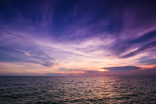 Puesta de sol y olas marinas — Foto de Stock