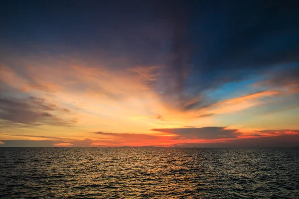 Solnedgång och havet vågor — Stockfoto