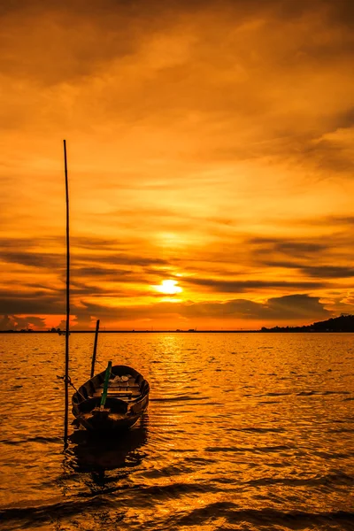 Coucher de soleil en mer et bateaux — Photo