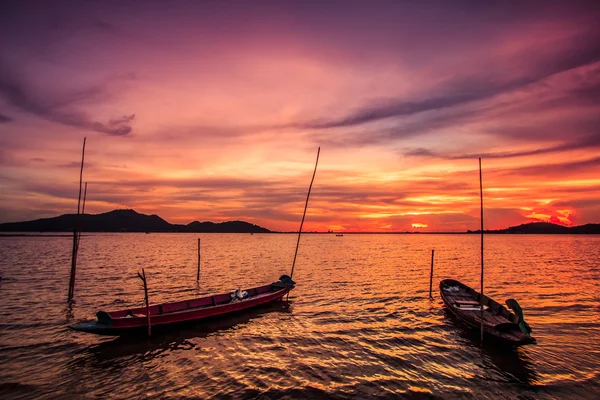 Coucher de soleil en mer et bateaux — Photo