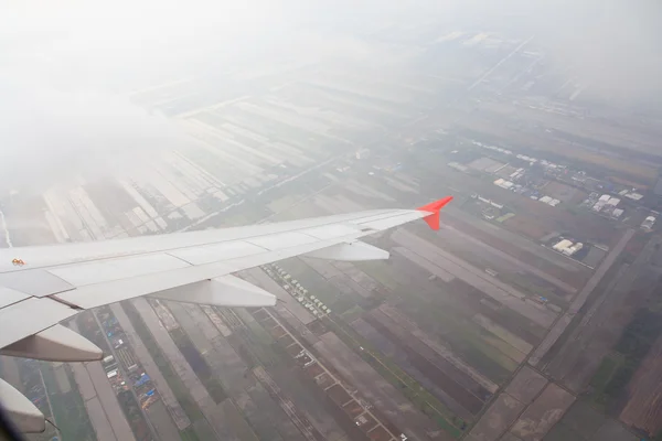 Skrzydło samolotu przez okno — Zdjęcie stockowe
