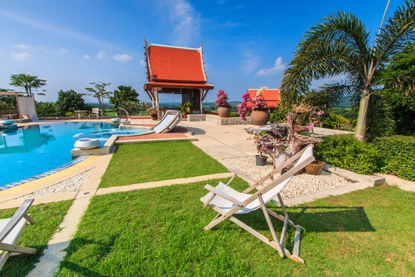 Resort met zwembad — Stockfoto