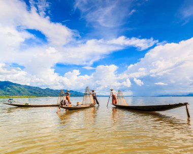 Balıkçı tekneleri üzerinde Balıkçılar