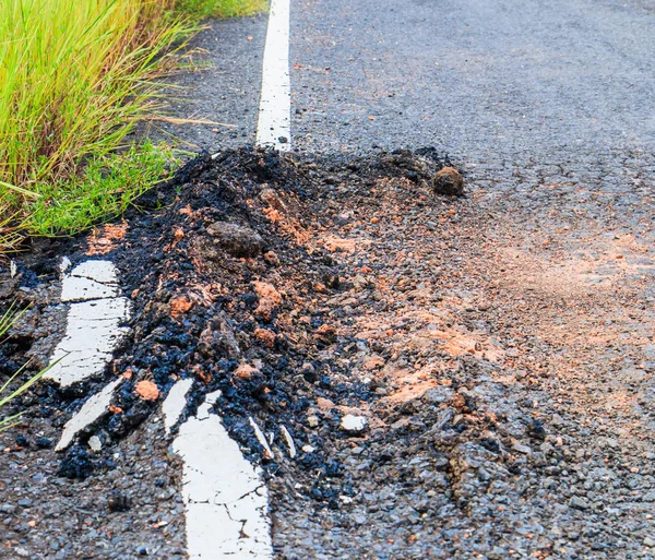 Zniszczone drogi z pęknięty asfalt — Zdjęcie stockowe