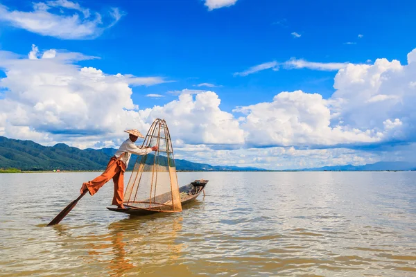 Pêcheur pêchant sur des bateaux — Photo