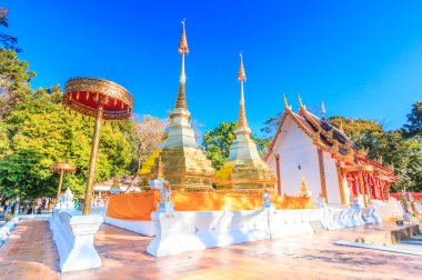 Tapınağı, iki golden pagoda veya stupa