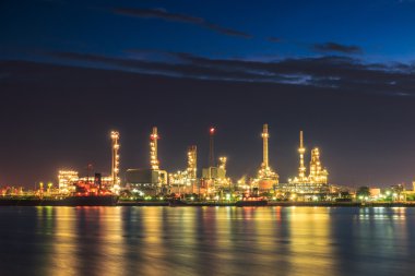 Petrol rafinerisi akşam