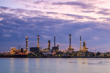 Petrol rafinerisi akşam