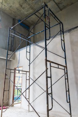 Binanın içindeki inşaat iskele