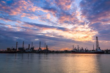 Petrol rafinerisi akşam