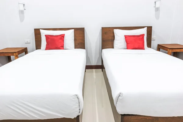 Schlafzimmer und zwei Betten — Stockfoto