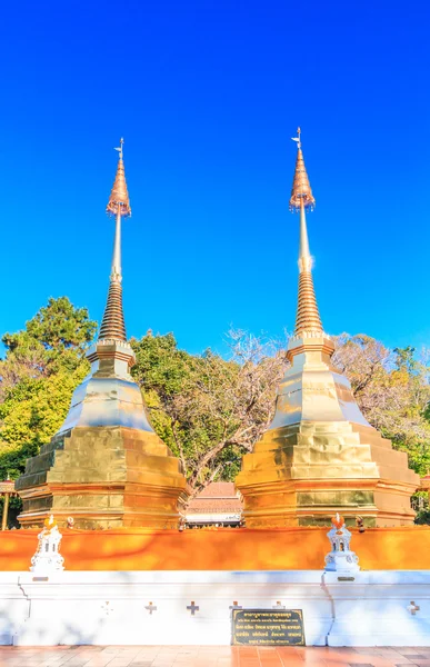 Świątynia, dwa złota pagoda lub stupa — Zdjęcie stockowe
