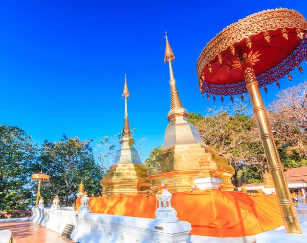 Świątynia, dwa złota pagoda lub stupa — Zdjęcie stockowe