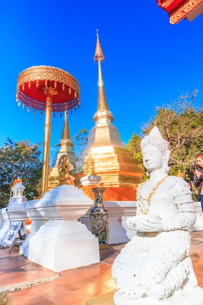 Templet, två gyllene pagod eller stupa — Stockfoto