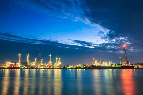 Refinería de petróleo por la noche — Foto de Stock