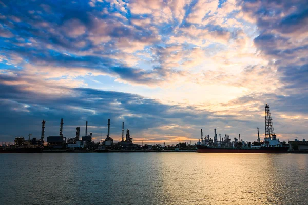 Petrol rafinerisi akşam