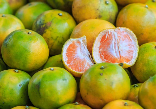 Green and yellow oranges — Stock Photo, Image