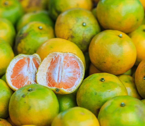 Green and yellow oranges — Stock Photo, Image
