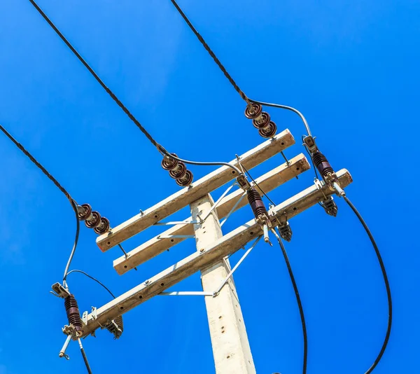 Poste de eletricidade pólo fio — Fotografia de Stock