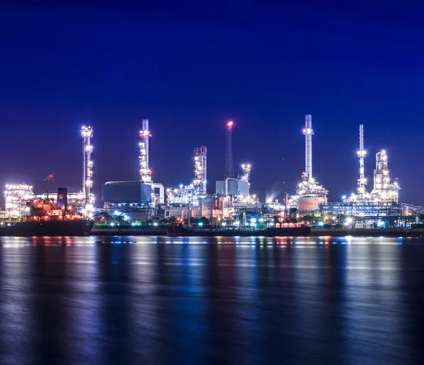 Olieraffinaderij in avond Stockfoto