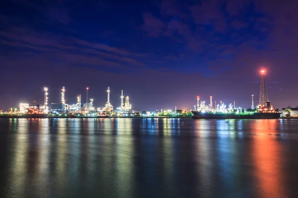 Olieraffinaderij in avond Stockfoto