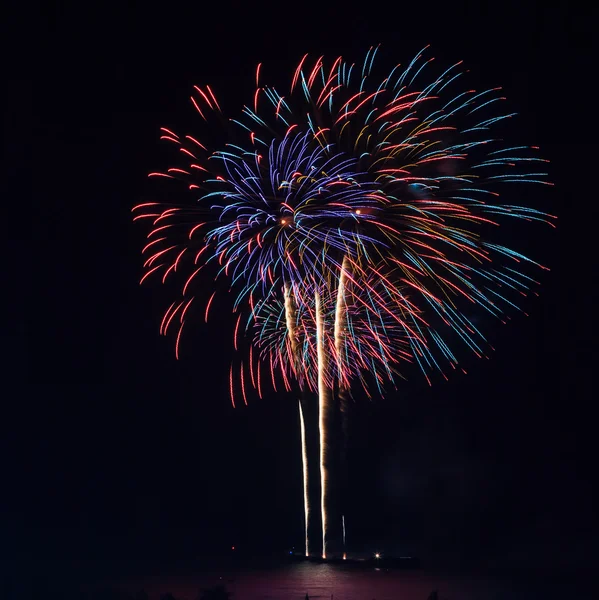Hermosos fuegos artificiales de vacaciones coloridos —  Fotos de Stock