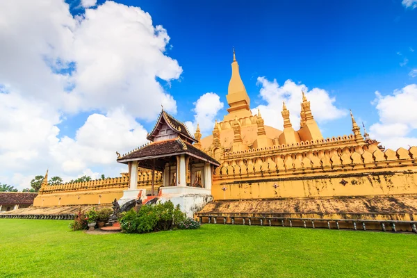 Tempel gouden Wat Thap Luang in Vientiane — Stockfoto