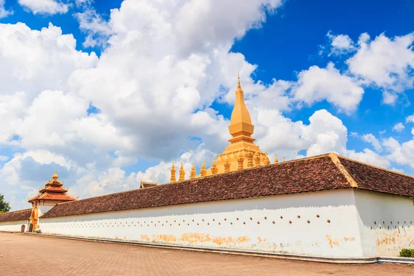 Templo de oro Wat Thap Luang en Vientiane — Foto de Stock