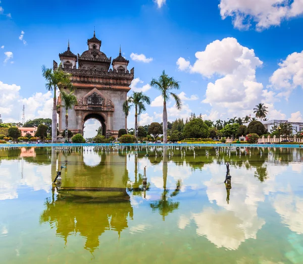 Patuxai literalmente significa Puerta de la Victoria —  Fotos de Stock