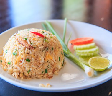  Tayland usulü kızarmış pirinç. 