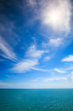 Mavi deniz üzerine bulutlar