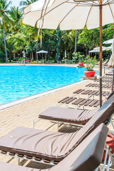 Tumbonas vacías en la piscina —  Fotos de Stock