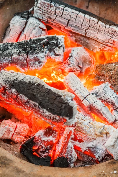 Combustion de charbon de bois dans le poêle — Photo