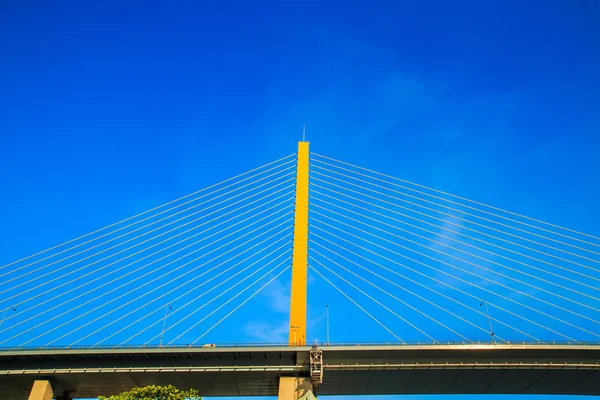 Detalle del puente y el cielo azul — Foto de Stock