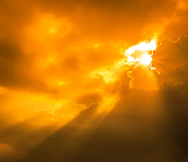 Lichtstrahlen durch Wolken — Stockfoto