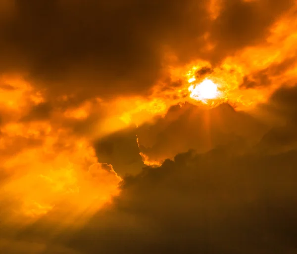 Lichtstrahlen durch Wolken — Stockfoto