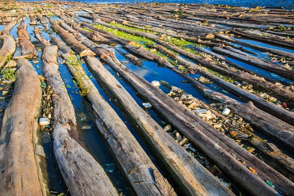 Stapel hout worden ondergedompeld in water — Stockfoto