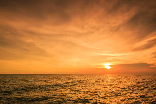 Paisaje puesta de sol olas marinas — Foto de Stock