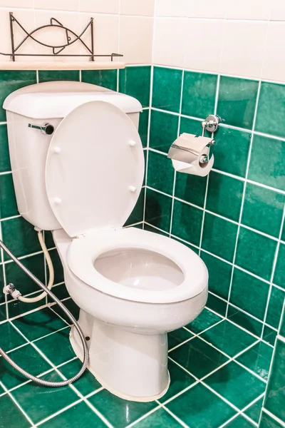 Weiße Toilettenschüssel im Badezimmer — Stockfoto