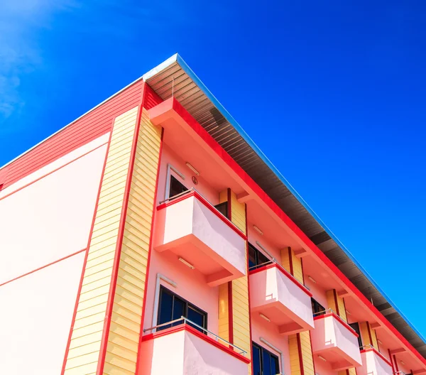 Edificio del hotel y cielo azul — Foto de Stock