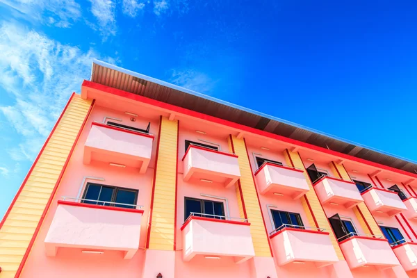 Bâtiment hôtelier et ciel bleu — Photo