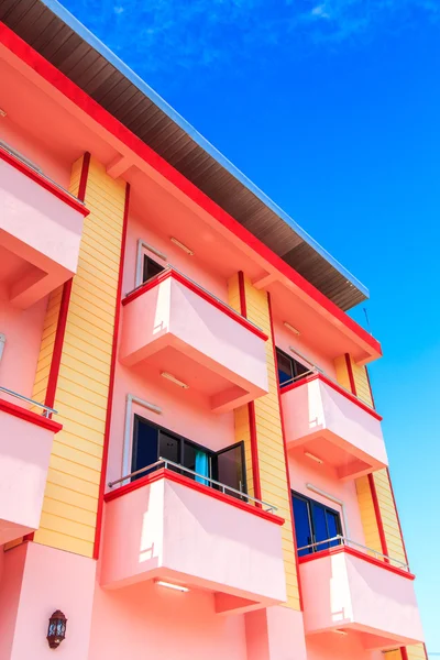 Edificio del hotel y cielo azul — Foto de Stock