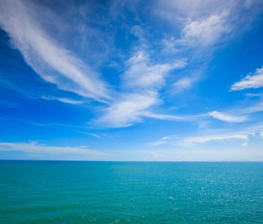 Mavi deniz üzerine bulutlar